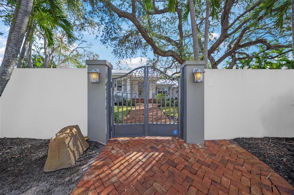 For Sale: $1,995,000 (4 beds, 3 baths, 2483 Square Feet)