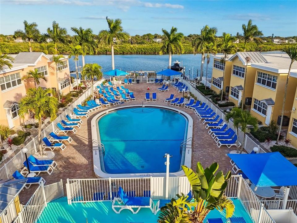 For Sale: $410,000 (1 beds, 1 baths, 735 Square Feet)