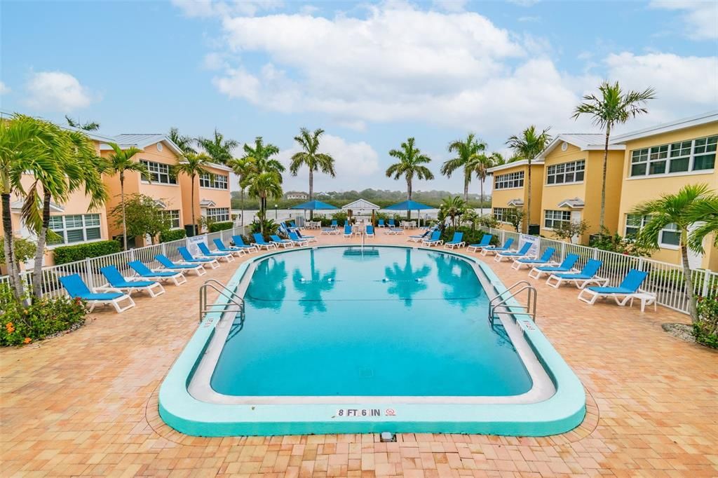 For Sale: $410,000 (1 beds, 1 baths, 735 Square Feet)