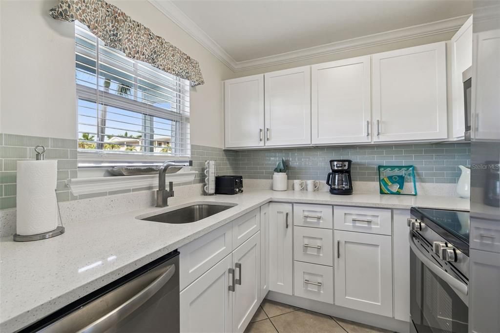 For Sale: $410,000 (1 beds, 1 baths, 735 Square Feet)