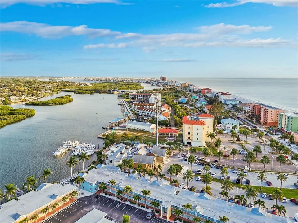 For Sale: $410,000 (1 beds, 1 baths, 735 Square Feet)