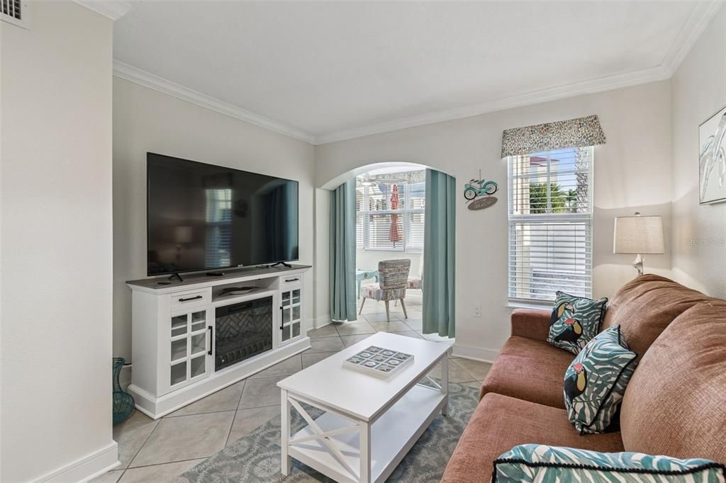 For Sale: $410,000 (1 beds, 1 baths, 735 Square Feet)