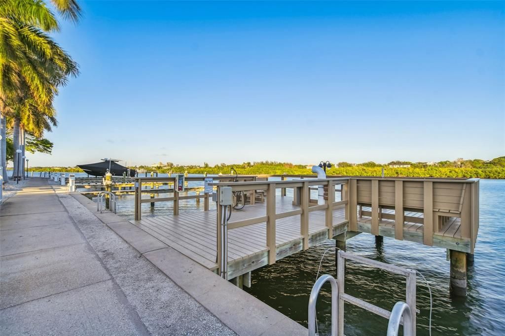 For Sale: $410,000 (1 beds, 1 baths, 735 Square Feet)