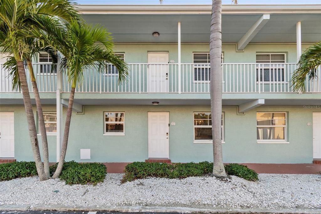 For Sale: $410,000 (1 beds, 1 baths, 735 Square Feet)