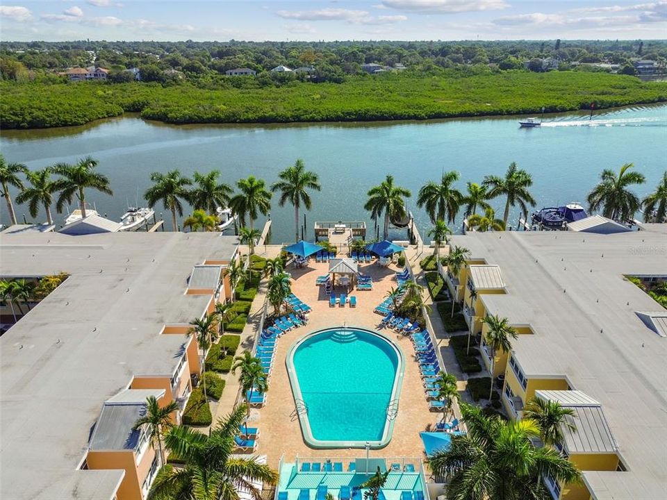 For Sale: $410,000 (1 beds, 1 baths, 735 Square Feet)