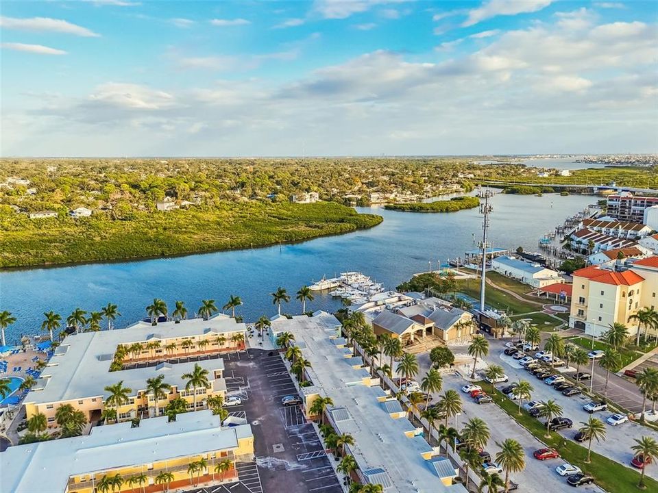 For Sale: $410,000 (1 beds, 1 baths, 735 Square Feet)