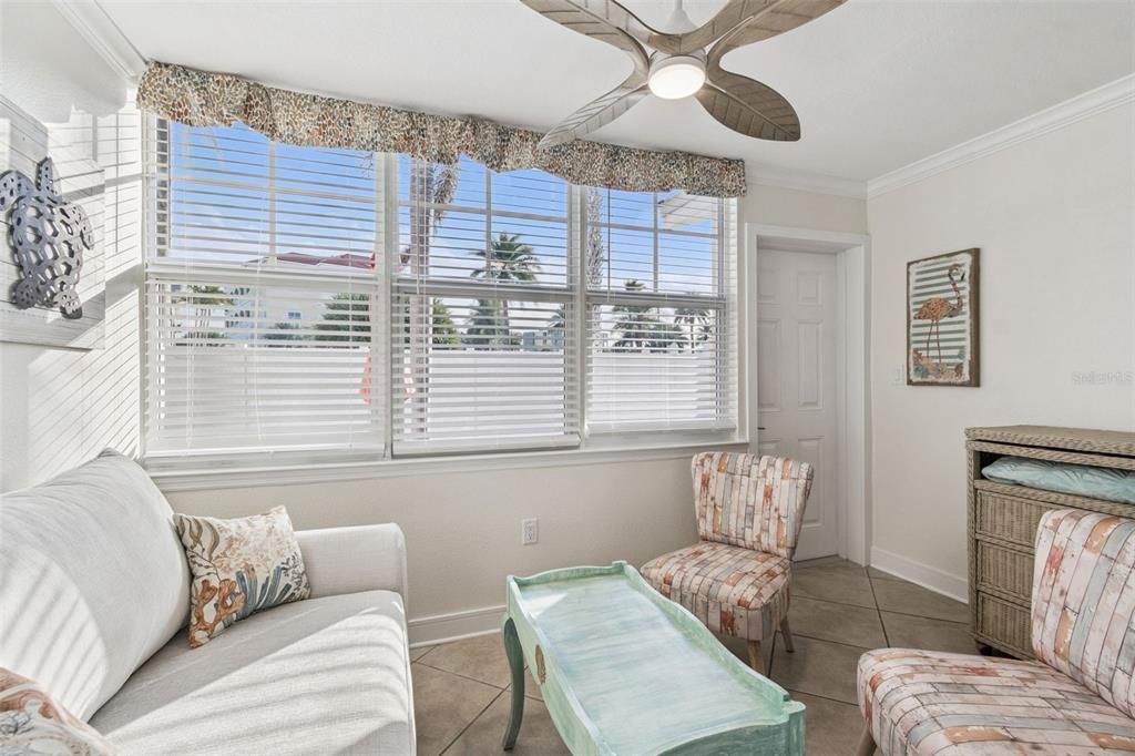 For Sale: $410,000 (1 beds, 1 baths, 735 Square Feet)