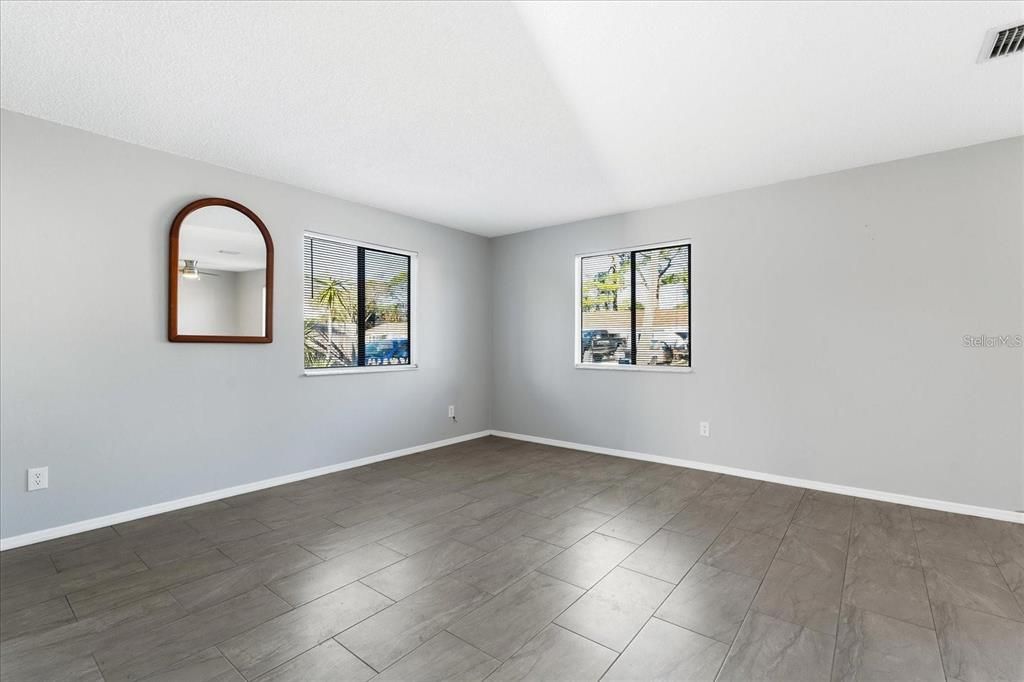 合同活跃: $385,000 (5 贝兹, 2 浴室, 2300 平方英尺)