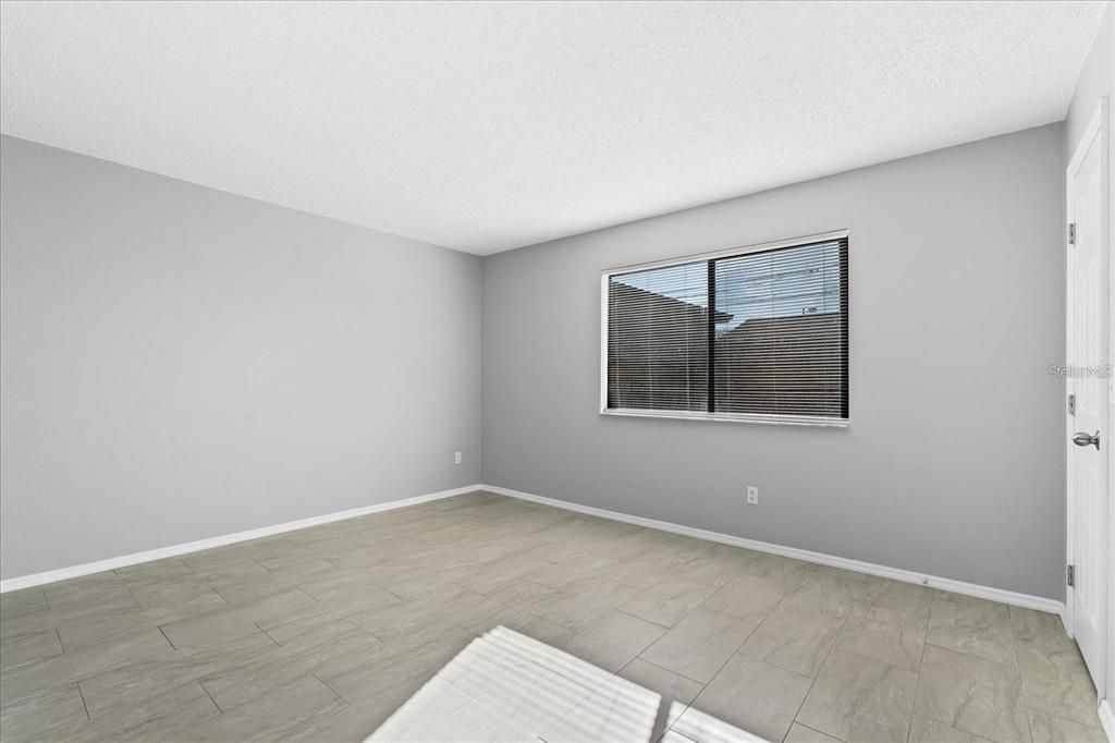 合同活跃: $385,000 (5 贝兹, 2 浴室, 2300 平方英尺)