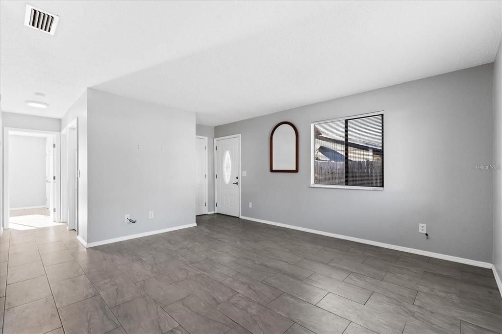 合同活跃: $385,000 (5 贝兹, 2 浴室, 2300 平方英尺)