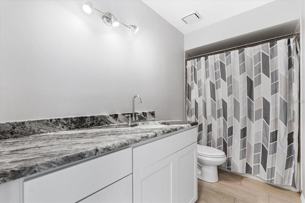 合同活跃: $385,000 (5 贝兹, 2 浴室, 2300 平方英尺)