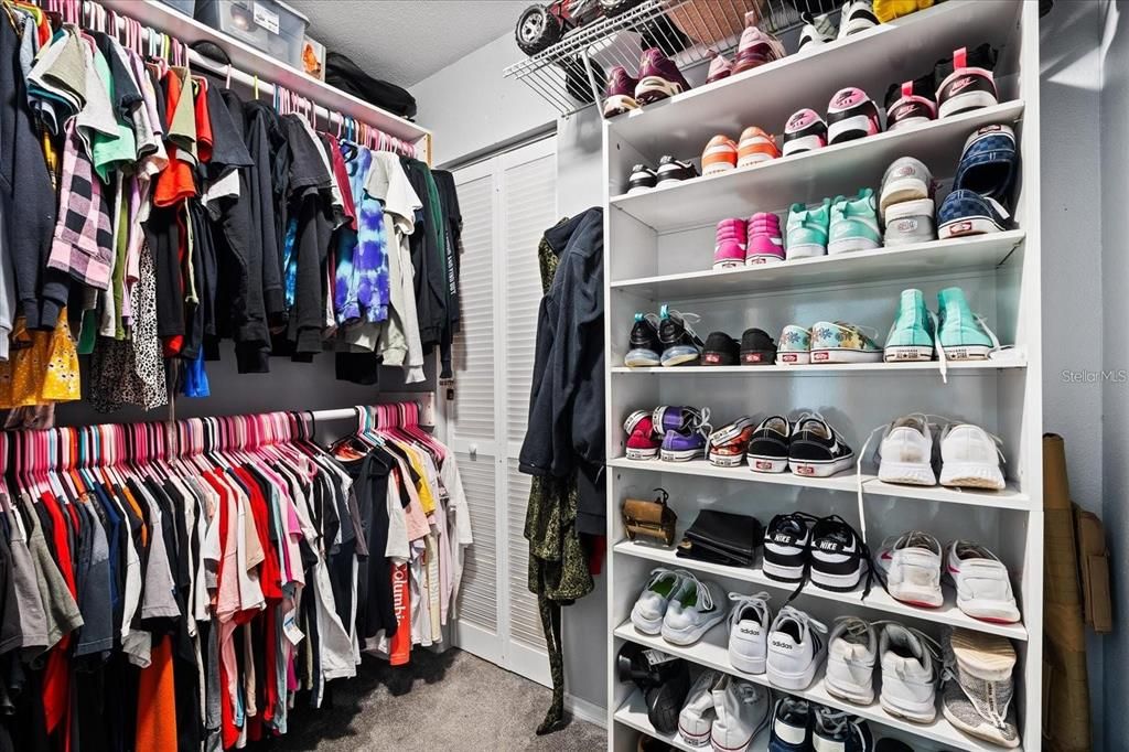 合同活跃: $385,000 (5 贝兹, 2 浴室, 2300 平方英尺)