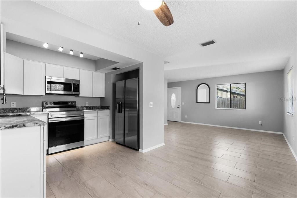 合同活跃: $385,000 (5 贝兹, 2 浴室, 2300 平方英尺)