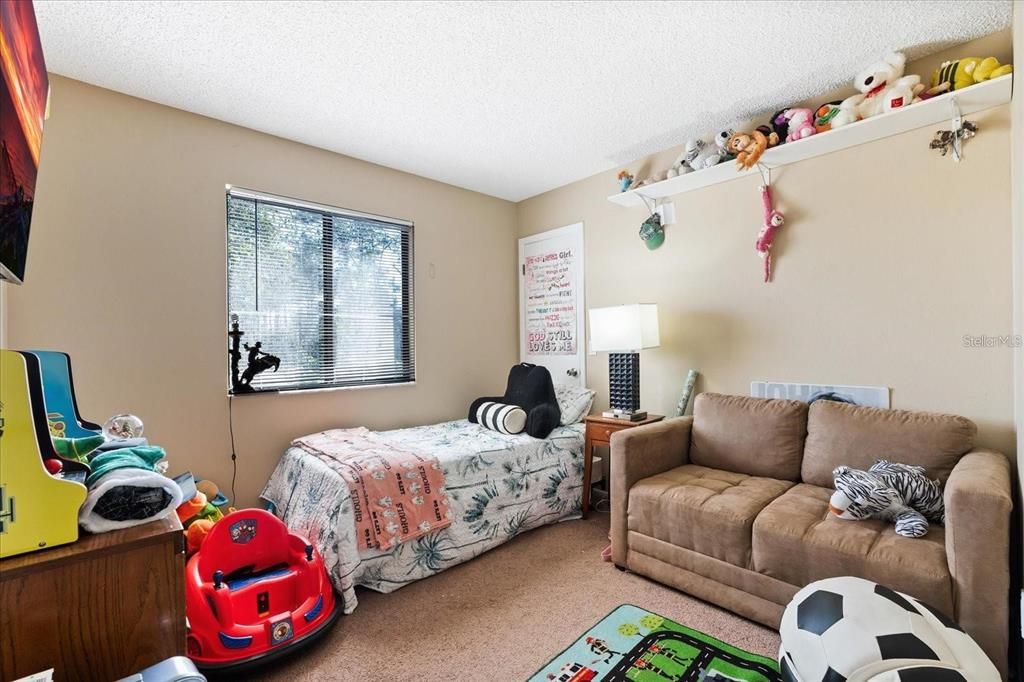 合同活跃: $385,000 (5 贝兹, 2 浴室, 2300 平方英尺)