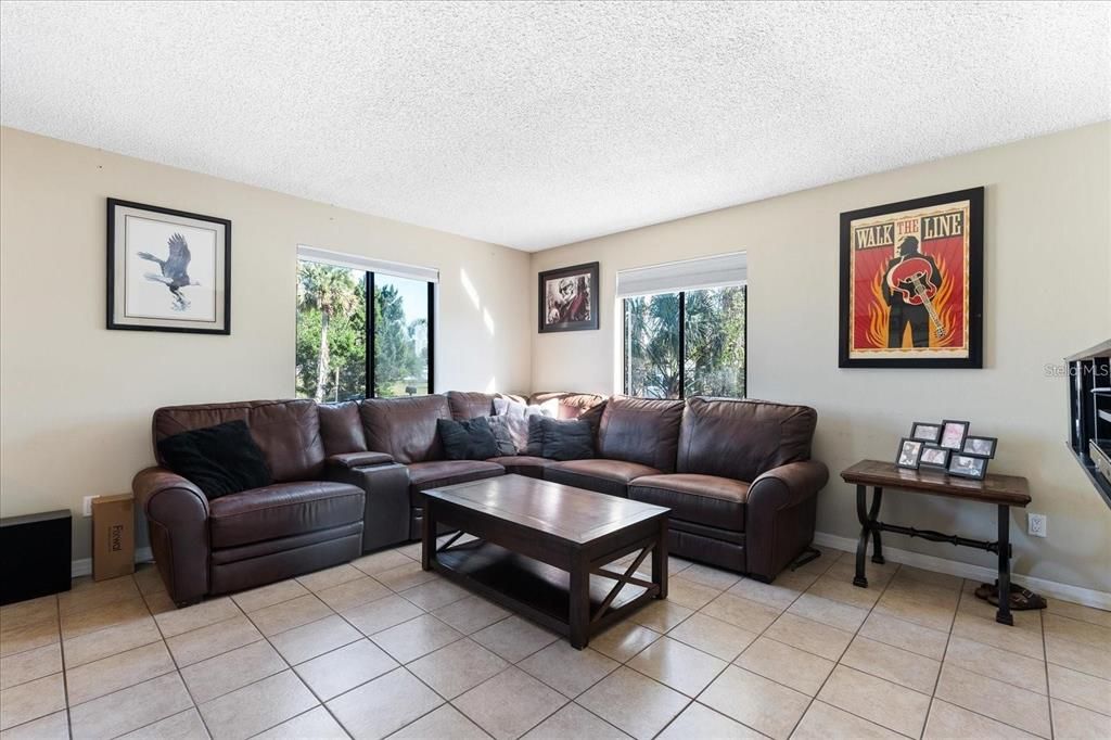 合同活跃: $385,000 (5 贝兹, 2 浴室, 2300 平方英尺)