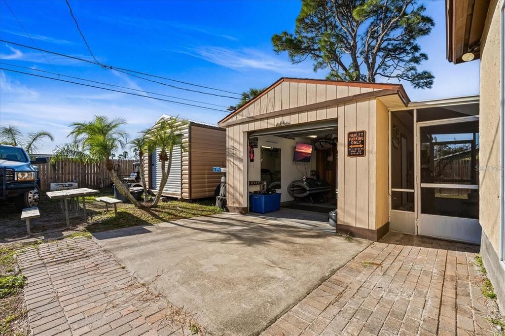 合同活跃: $385,000 (5 贝兹, 2 浴室, 2300 平方英尺)