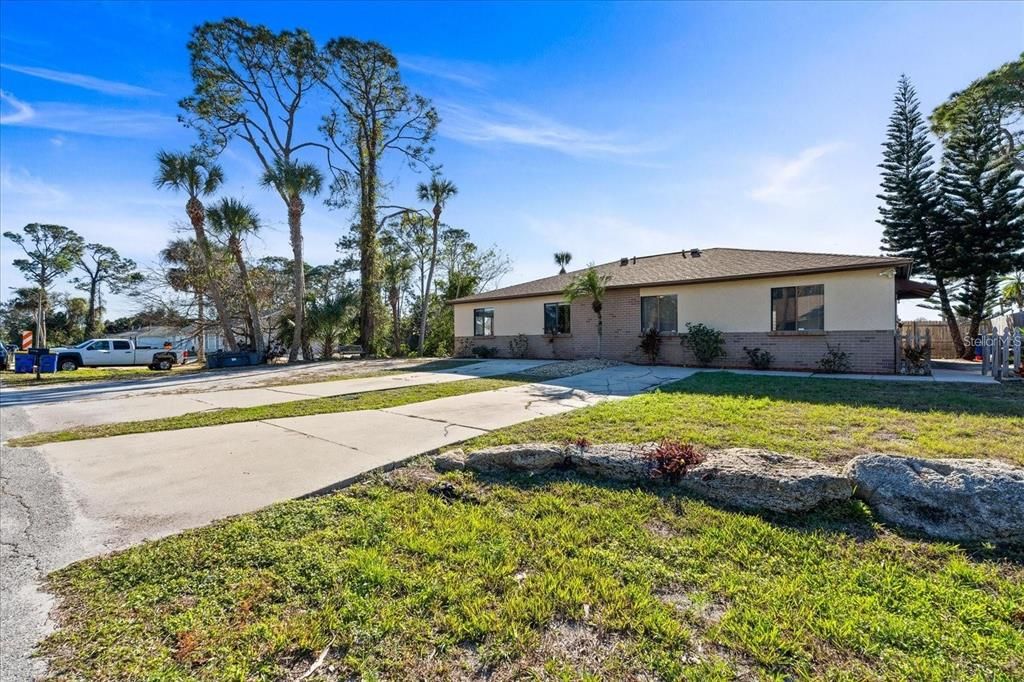 合同活跃: $385,000 (5 贝兹, 2 浴室, 2300 平方英尺)