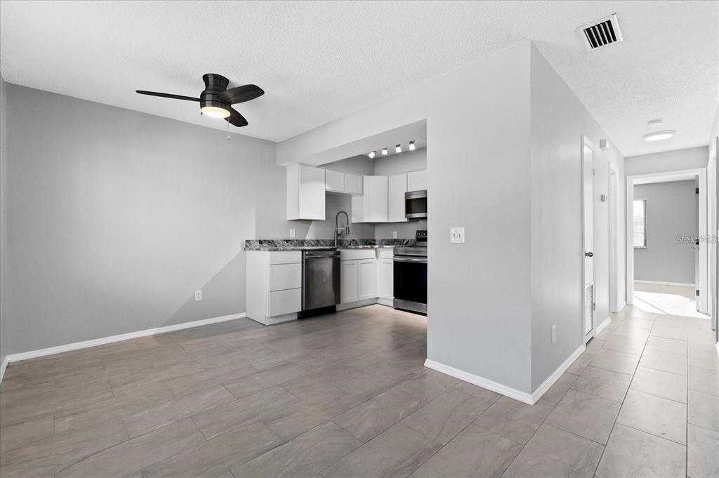 合同活跃: $385,000 (5 贝兹, 2 浴室, 2300 平方英尺)