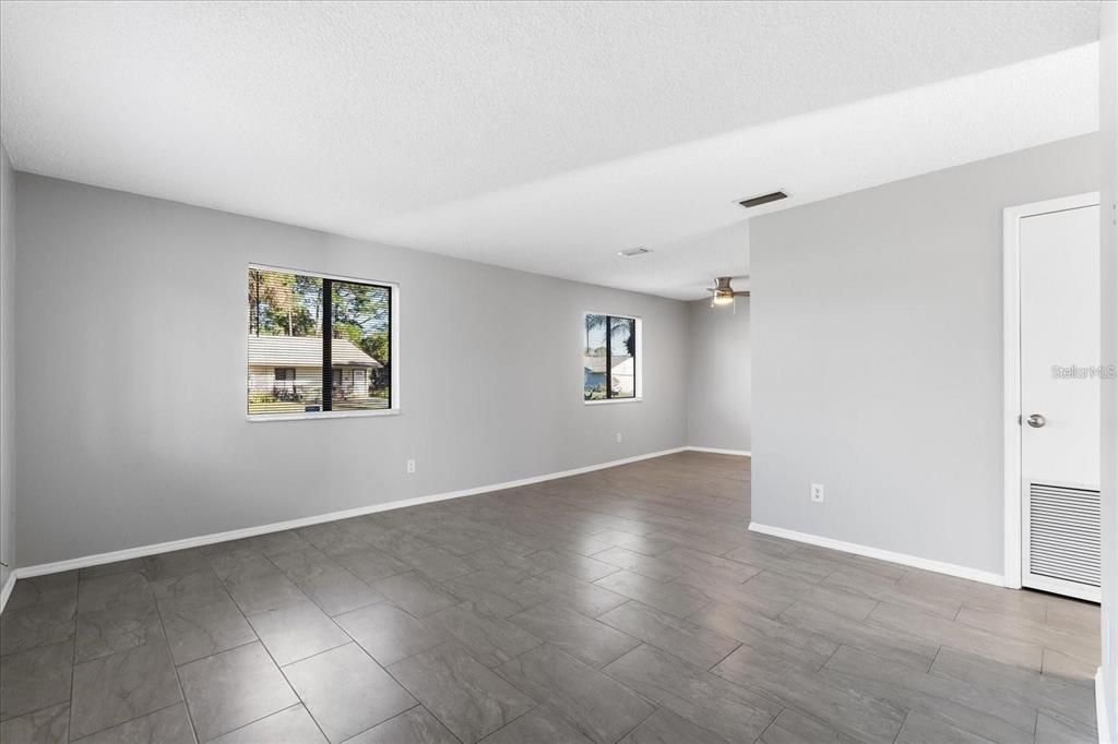 合同活跃: $385,000 (5 贝兹, 2 浴室, 2300 平方英尺)