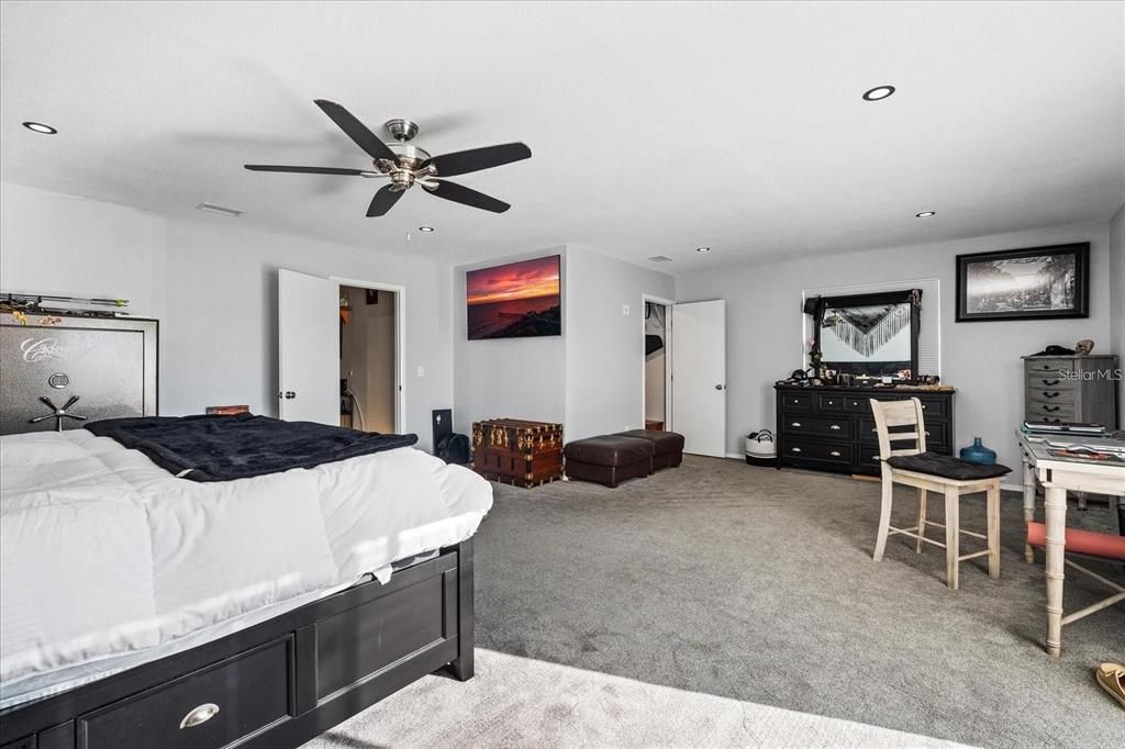 合同活跃: $385,000 (5 贝兹, 2 浴室, 2300 平方英尺)