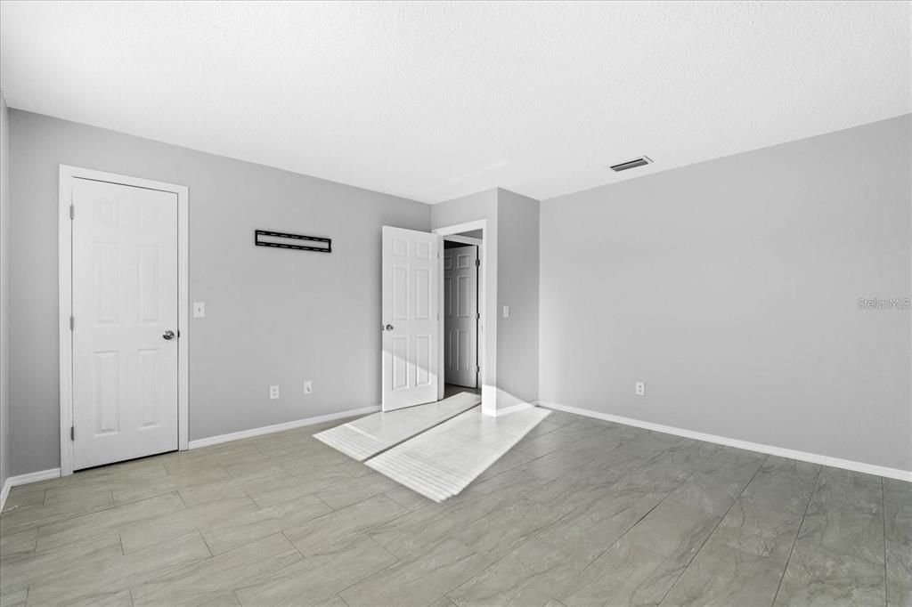 合同活跃: $385,000 (5 贝兹, 2 浴室, 2300 平方英尺)