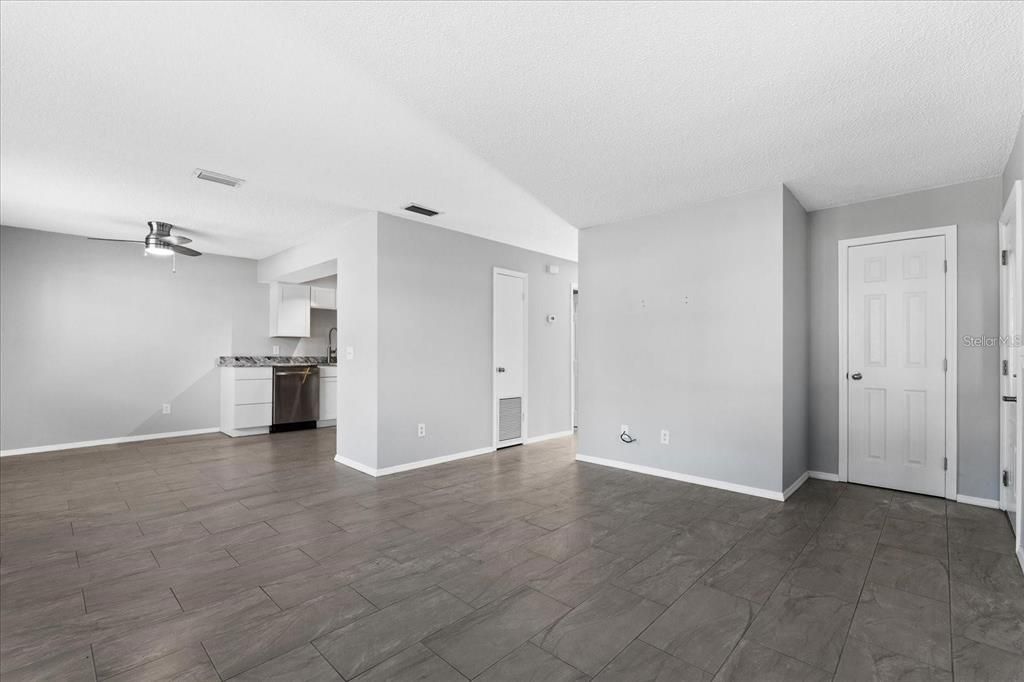 合同活跃: $385,000 (5 贝兹, 2 浴室, 2300 平方英尺)