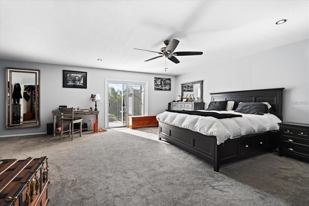 合同活跃: $385,000 (5 贝兹, 2 浴室, 2300 平方英尺)