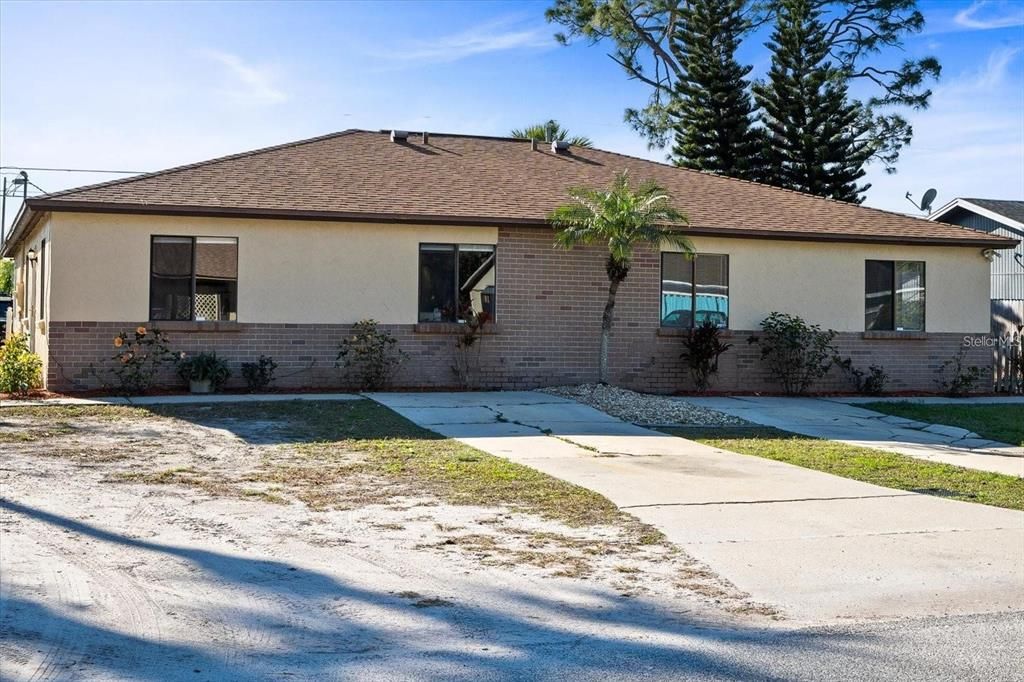 合同活跃: $385,000 (5 贝兹, 2 浴室, 2300 平方英尺)