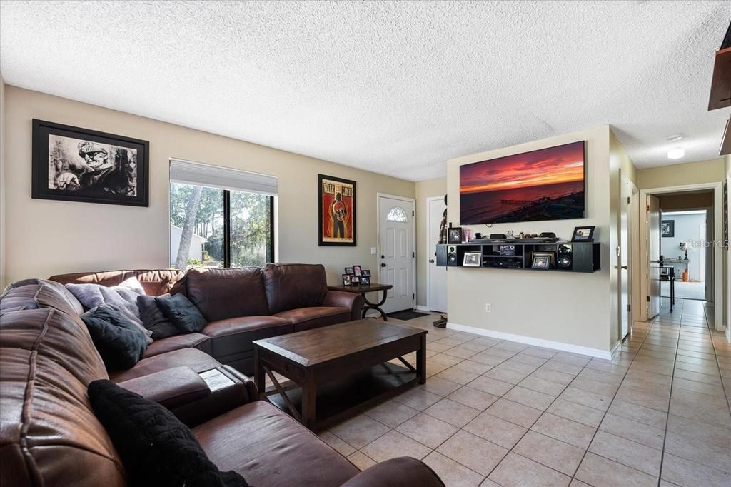 合同活跃: $385,000 (5 贝兹, 2 浴室, 2300 平方英尺)