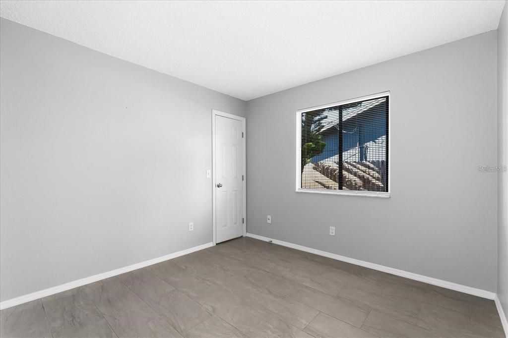 合同活跃: $385,000 (5 贝兹, 2 浴室, 2300 平方英尺)