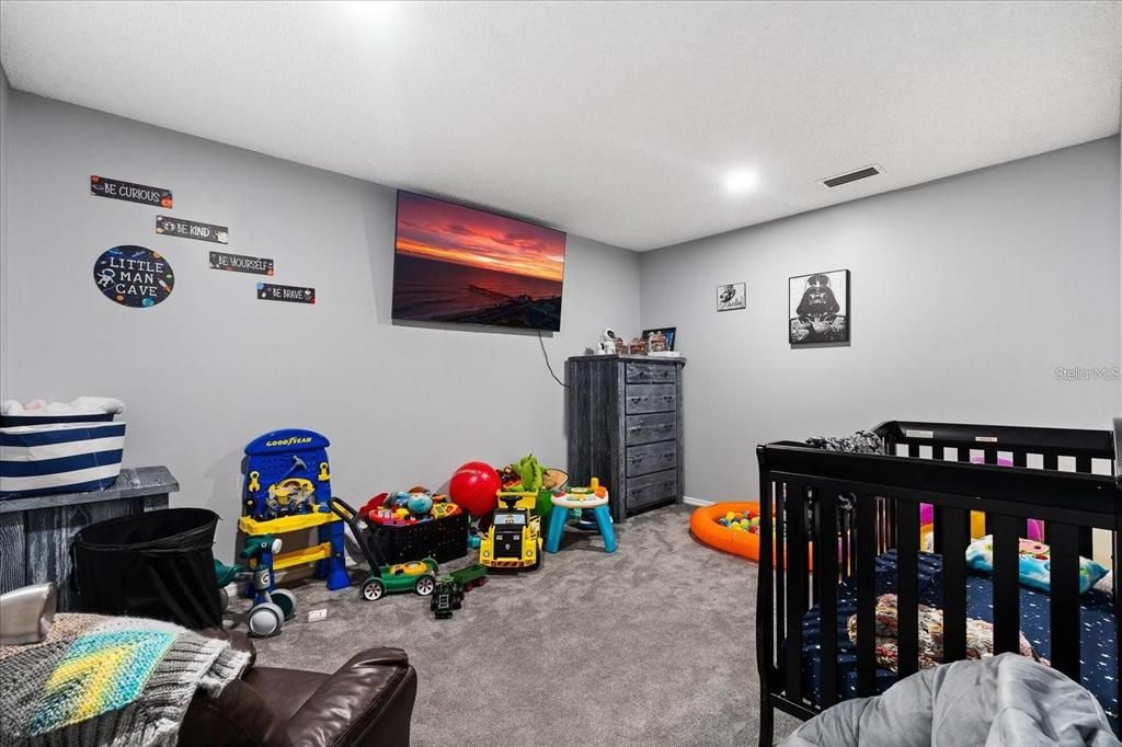 合同活跃: $385,000 (5 贝兹, 2 浴室, 2300 平方英尺)