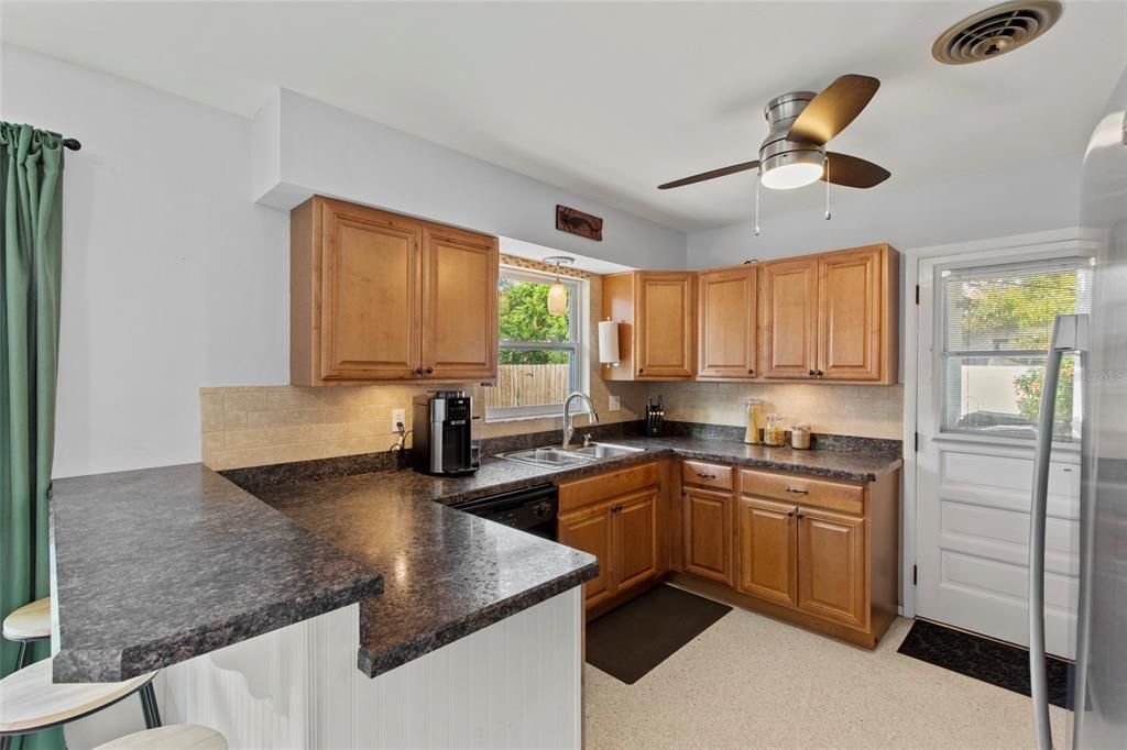 На продажу: $214,000 (2 спален, 1 ванн, 1048 Квадратных фут)