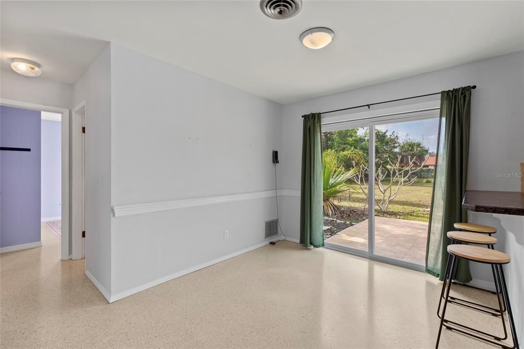 На продажу: $214,000 (2 спален, 1 ванн, 1048 Квадратных фут)