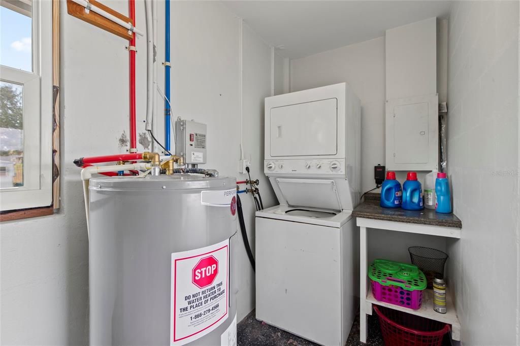 На продажу: $214,000 (2 спален, 1 ванн, 1048 Квадратных фут)