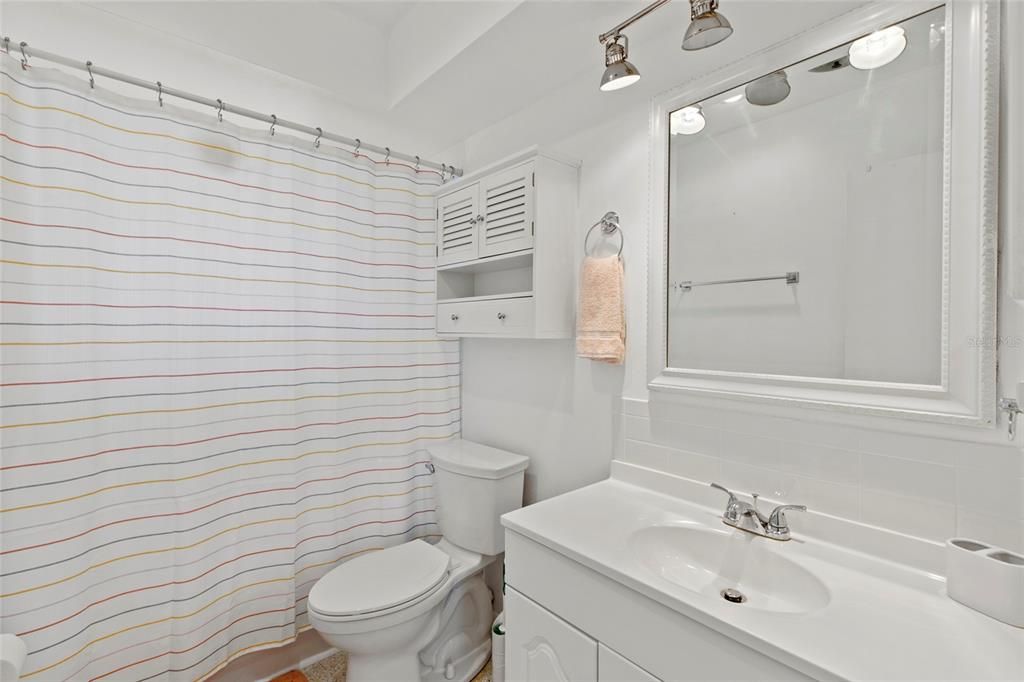 На продажу: $214,000 (2 спален, 1 ванн, 1048 Квадратных фут)