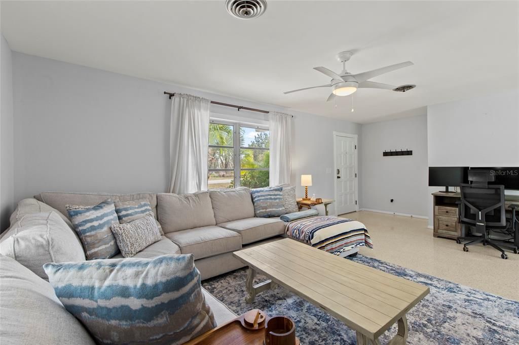 На продажу: $214,000 (2 спален, 1 ванн, 1048 Квадратных фут)