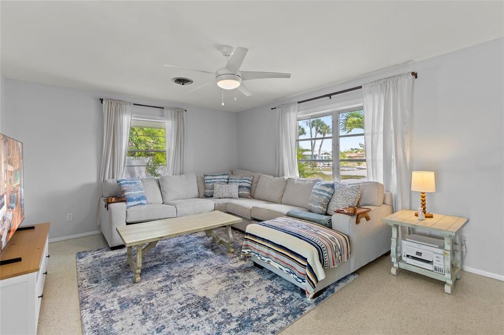 На продажу: $214,000 (2 спален, 1 ванн, 1048 Квадратных фут)