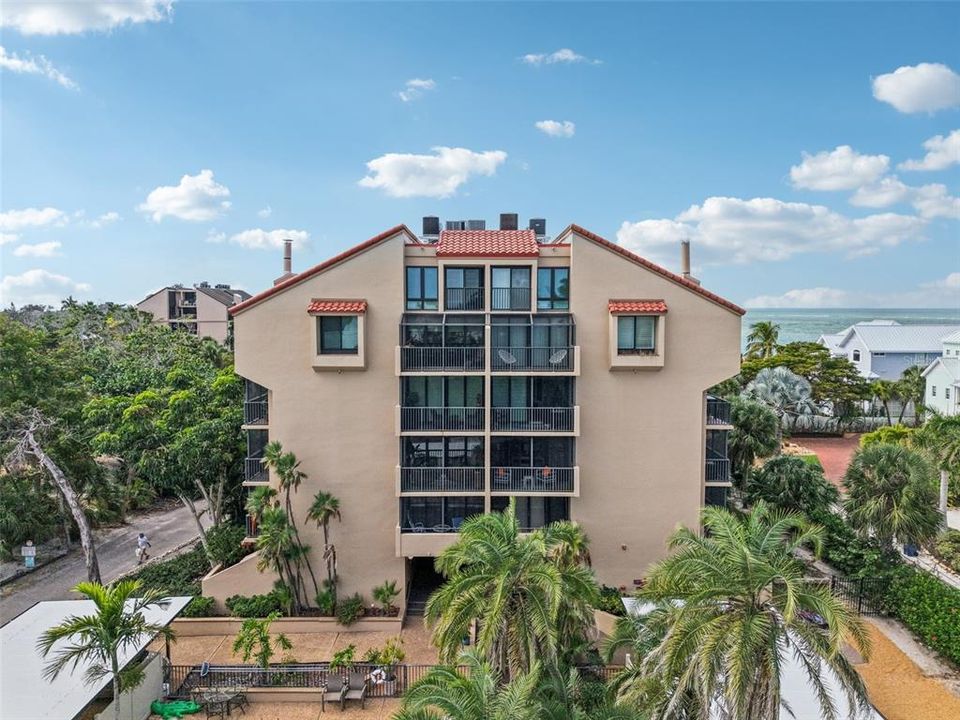 For Sale: $724,000 (2 beds, 2 baths, 1200 Square Feet)