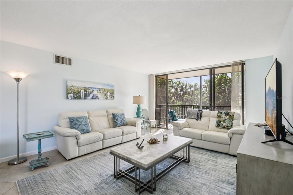 For Sale: $724,000 (2 beds, 2 baths, 1200 Square Feet)