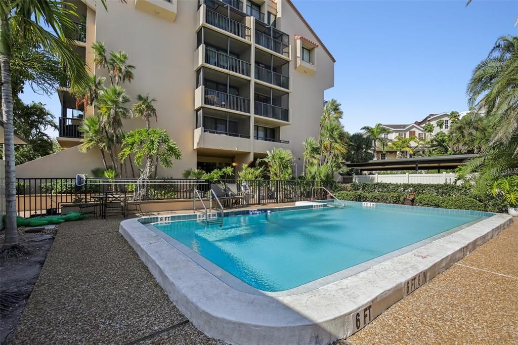 For Sale: $724,000 (2 beds, 2 baths, 1200 Square Feet)