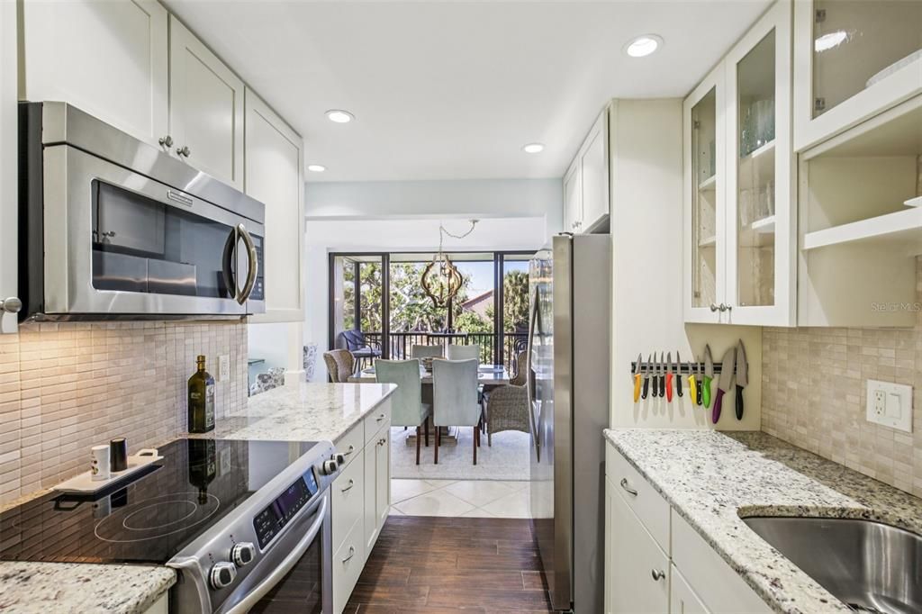 For Sale: $724,000 (2 beds, 2 baths, 1200 Square Feet)