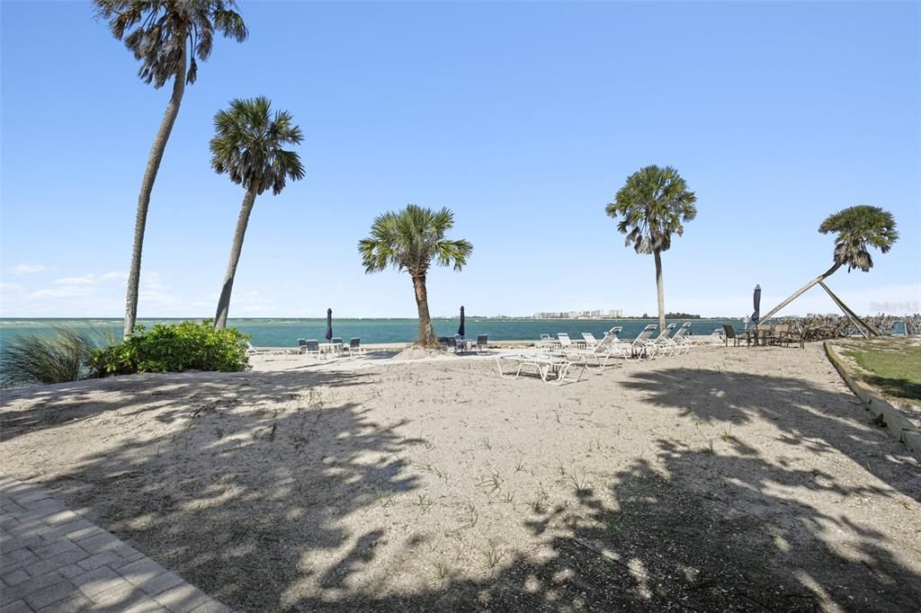 For Sale: $724,000 (2 beds, 2 baths, 1200 Square Feet)