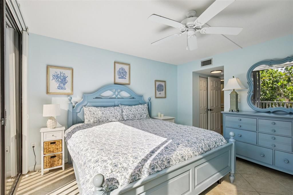 For Sale: $724,000 (2 beds, 2 baths, 1200 Square Feet)