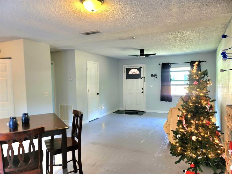 For Sale: $235,000 (3 beds, 2 baths, 1215 Square Feet)