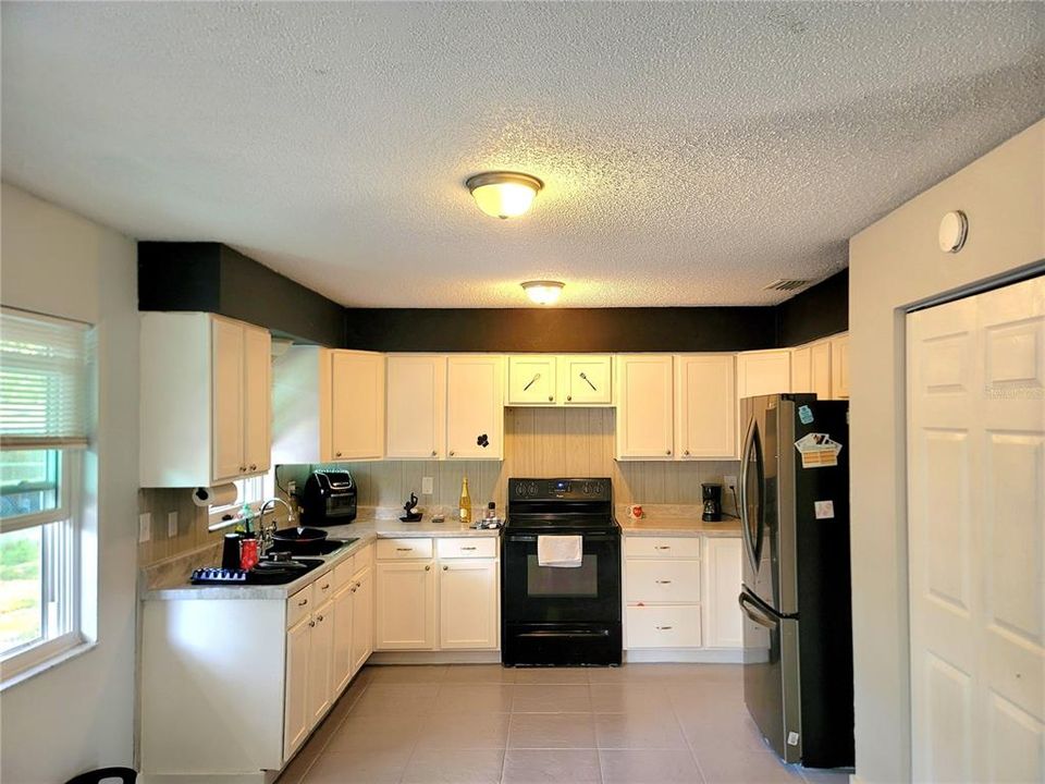 For Sale: $235,000 (3 beds, 2 baths, 1215 Square Feet)