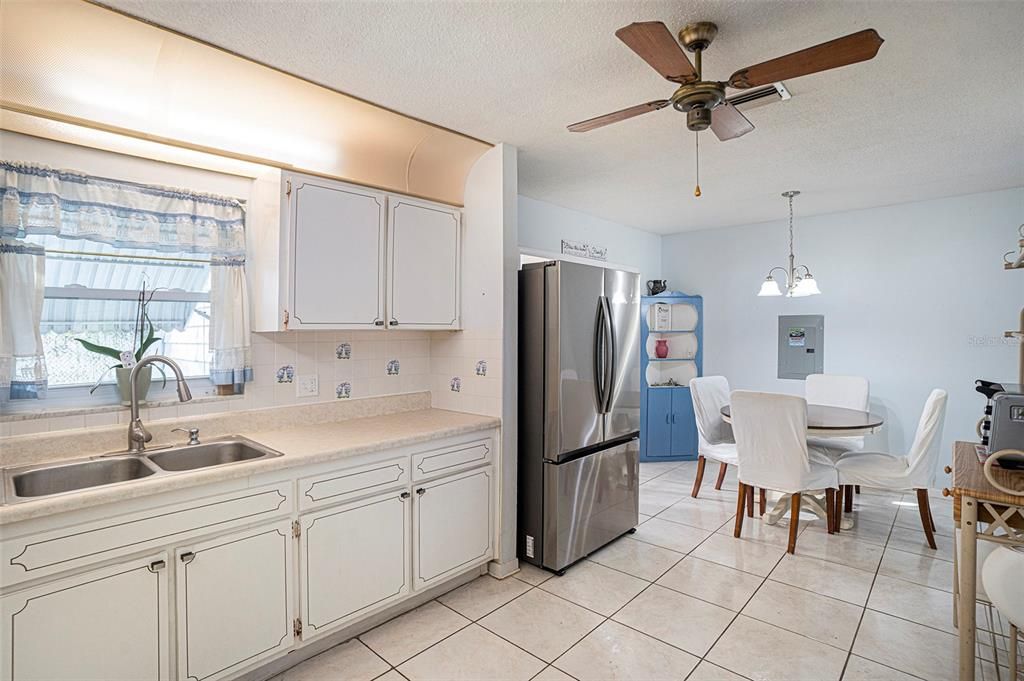 For Sale: $125,000 (2 beds, 2 baths, 950 Square Feet)