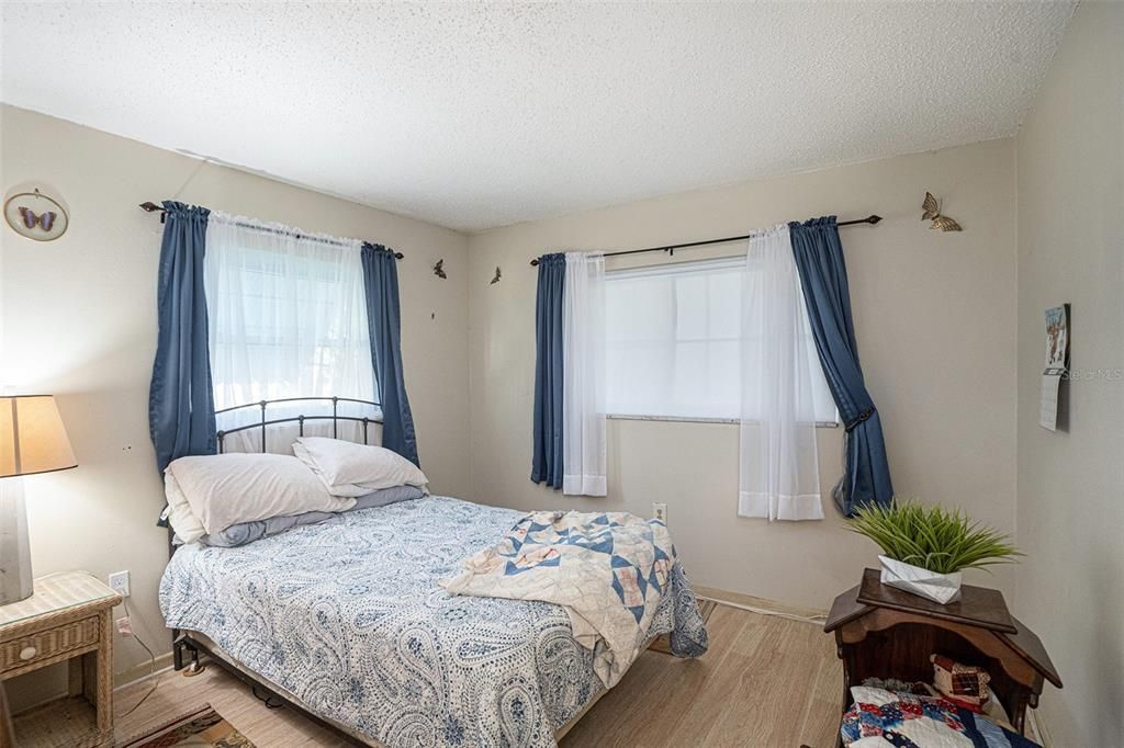 For Sale: $125,000 (2 beds, 2 baths, 950 Square Feet)