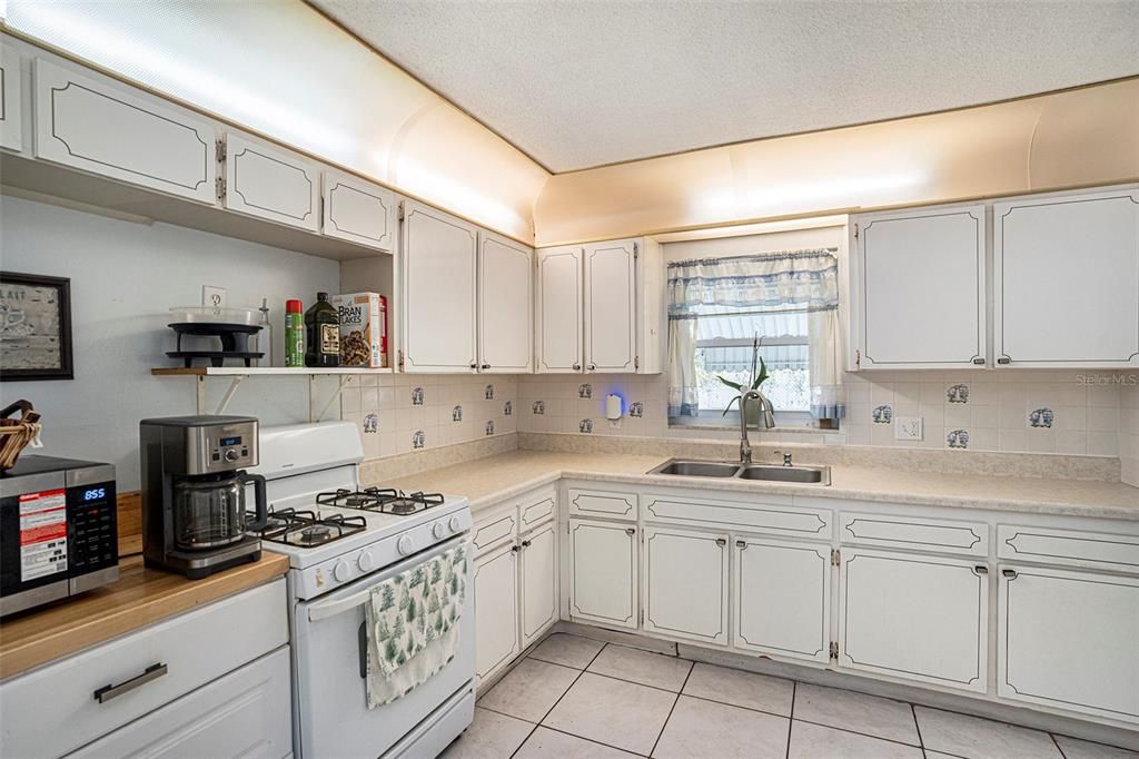 For Sale: $125,000 (2 beds, 2 baths, 950 Square Feet)