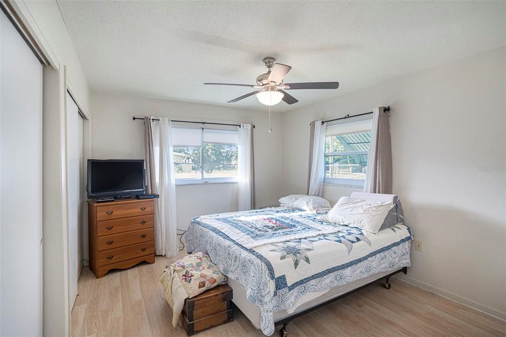 For Sale: $125,000 (2 beds, 2 baths, 950 Square Feet)