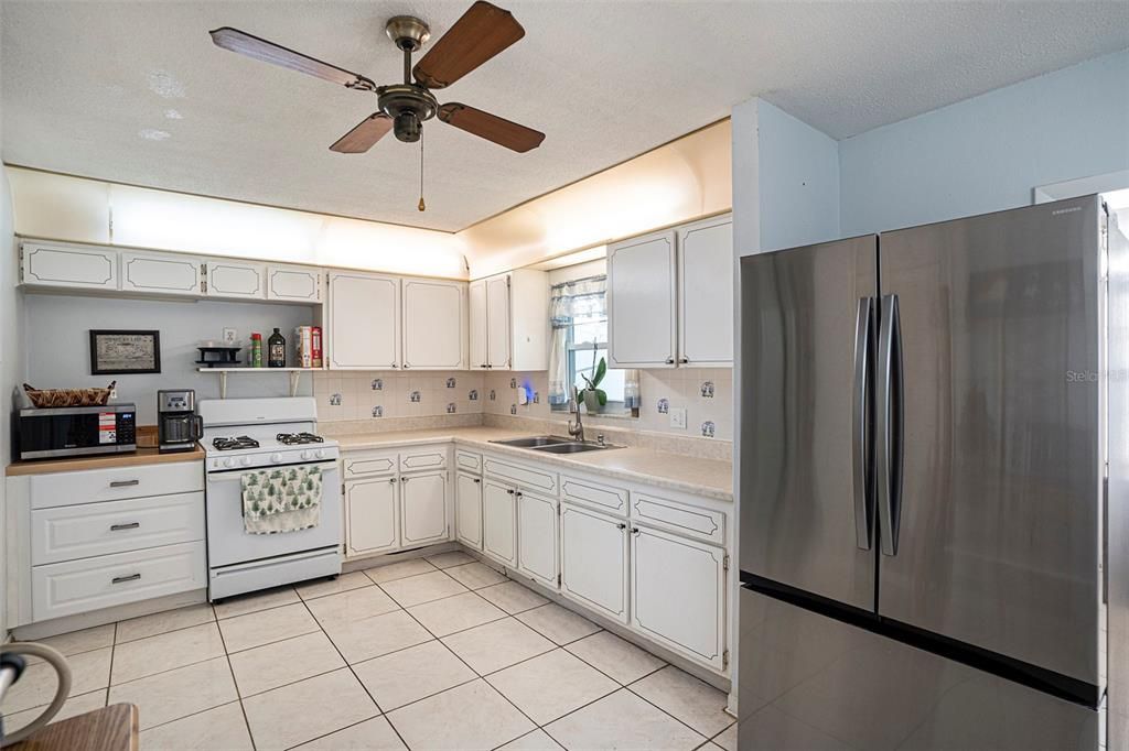 For Sale: $125,000 (2 beds, 2 baths, 950 Square Feet)